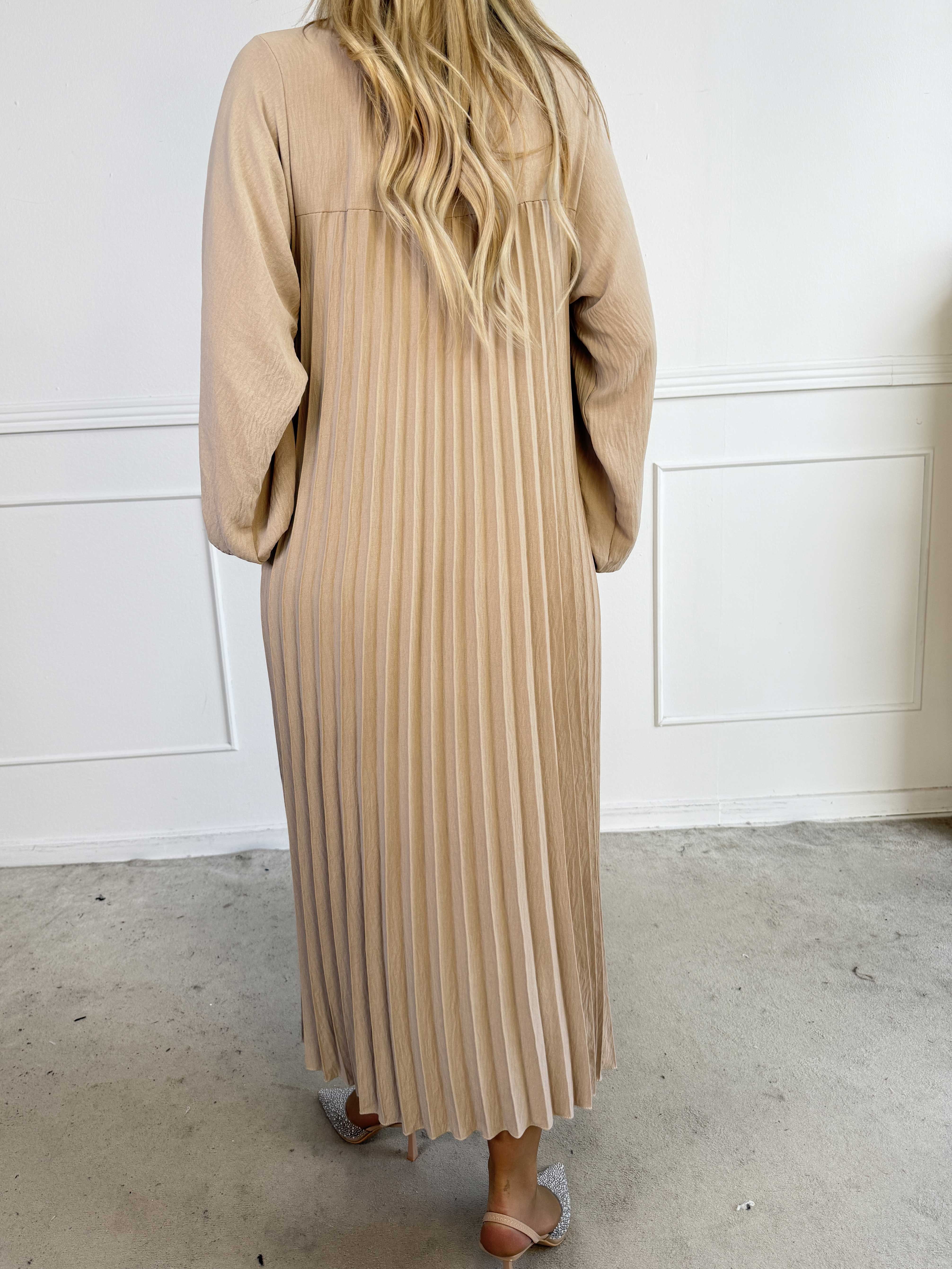 Nancy Long Sleeve - Lang kjole med plisseringer og lommer